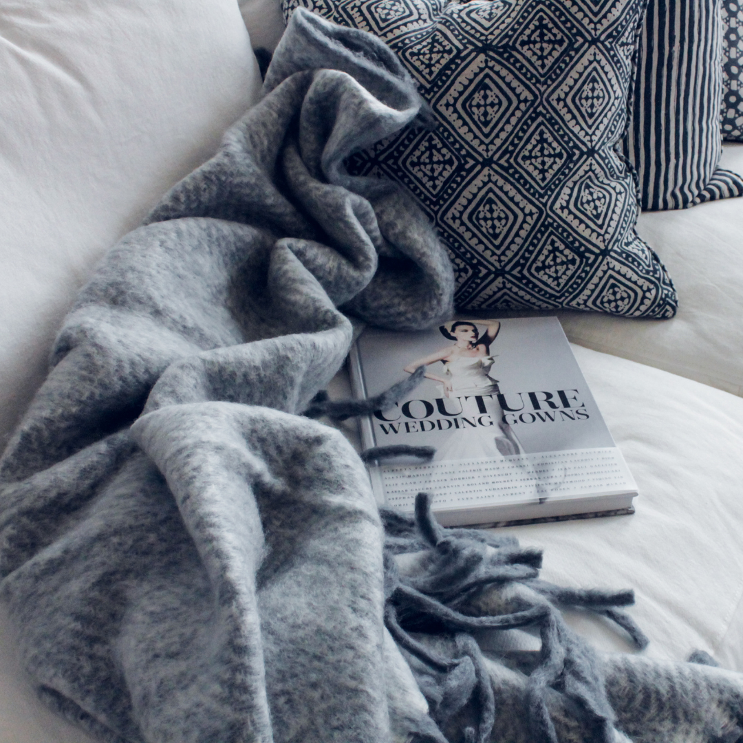 Tuto déco : Transformez un plaid en coussin en moins de 2 minutes