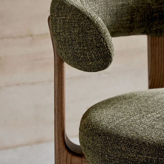 Lot de 4 Chaises Granite KAVE HOME en tissu chenille vert et bois de frêne finition noyer FSC 100%