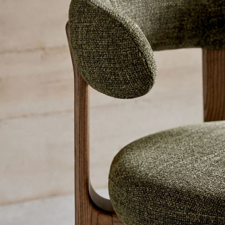 Lot de 4 Chaises Granite KAVE HOME en tissu chenille vert et bois de frêne finition noyer FSC 100%