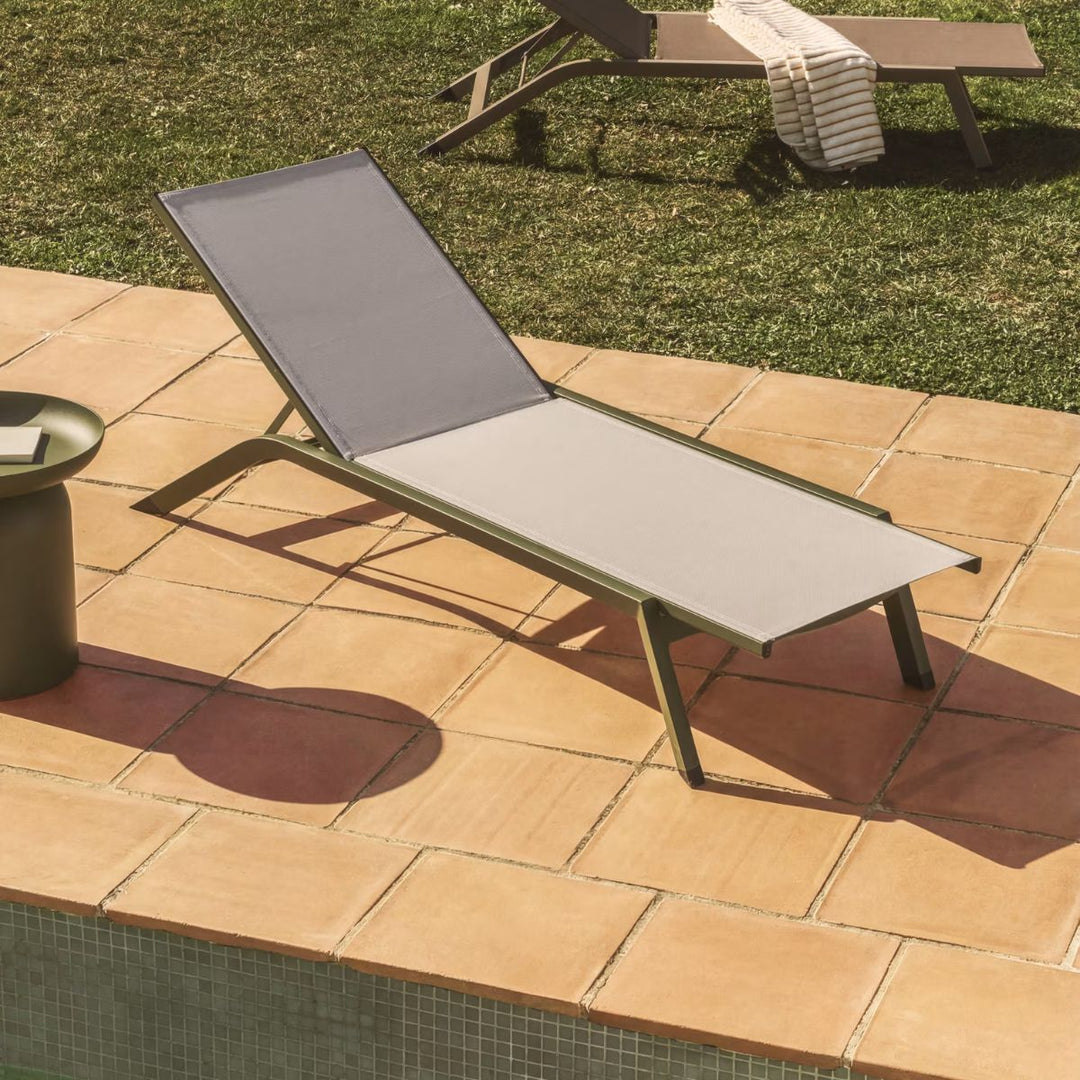 Lot de 2 Bains de soleil empilable Kave Home Capraia en aluminium vert et textilène beige.