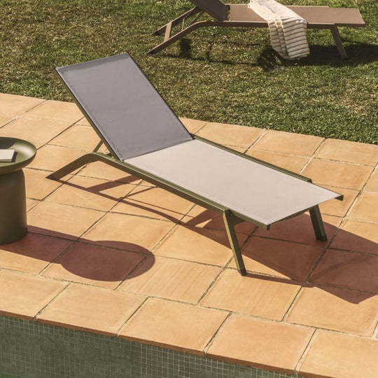 Lot de 2 Bains de soleil empilable Kave Home Capraia en aluminium vert et textilène beige.