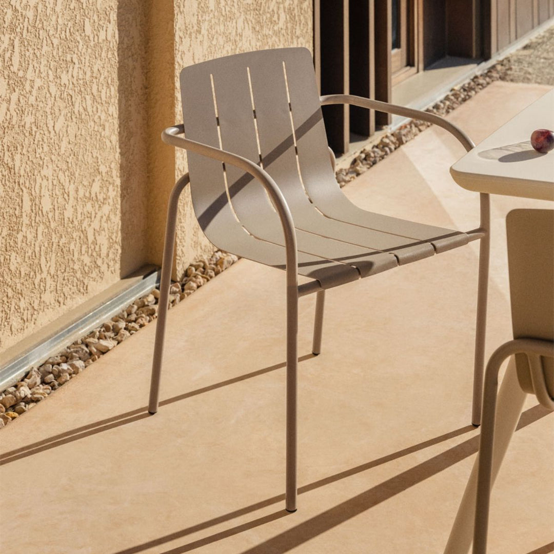 Lot de 2 chaises de jardin SKLUM empilables avec accoudoirs en acier Isoria