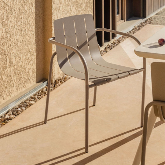 Lot de 2 chaises de jardin SKLUM empilables avec accoudoirs en acier Isoria
