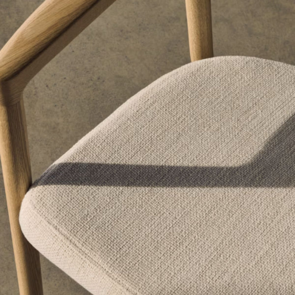 Chaise KAVE HOME Alocs en tissu beige et bois de chêne finition naturelle