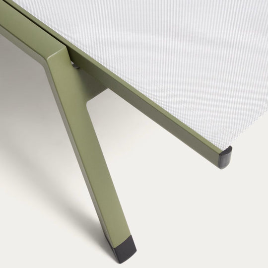 Lot de 2 Bains de soleil empilable Kave Home Capraia en aluminium vert et textilène beige.