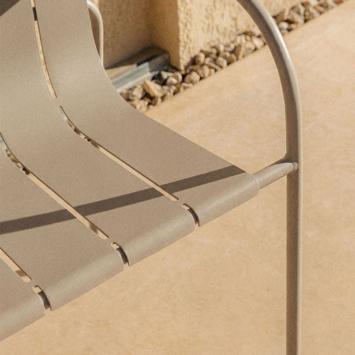 Lot de 2 chaises de jardin SKLUM empilables avec accoudoirs en acier Isoria