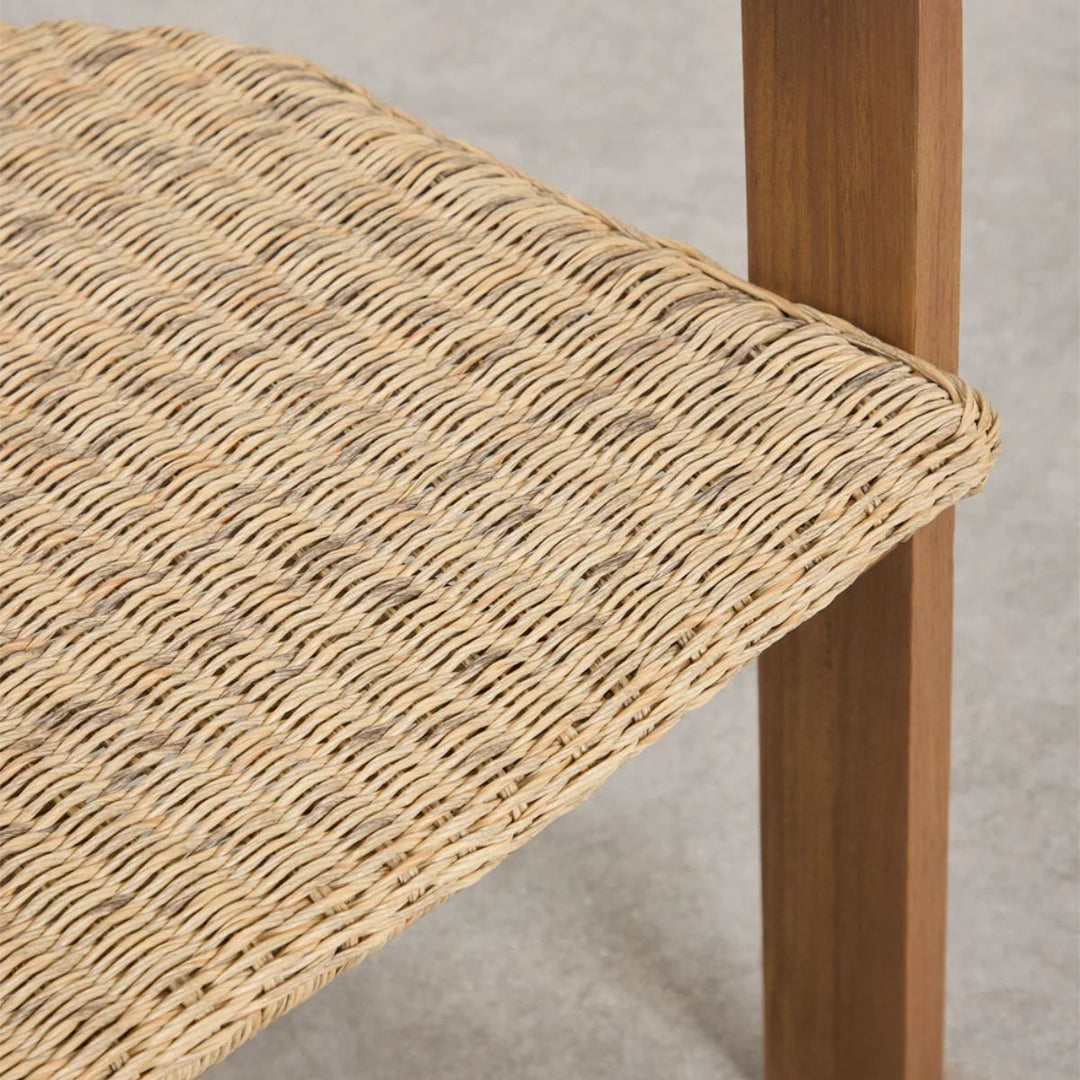Lot 2 chaises de jardin SKLUM Ginara avec accoudoirs en bois d’acacia et rotin synthétique