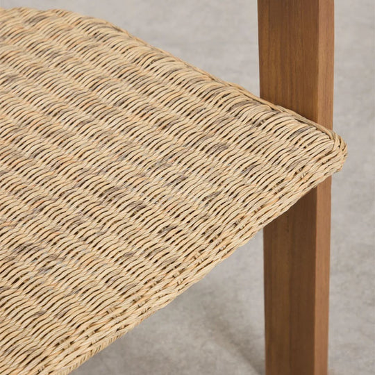 Lot 2 chaises de jardin SKLUM Ginara avec accoudoirs en bois d’acacia et rotin synthétique