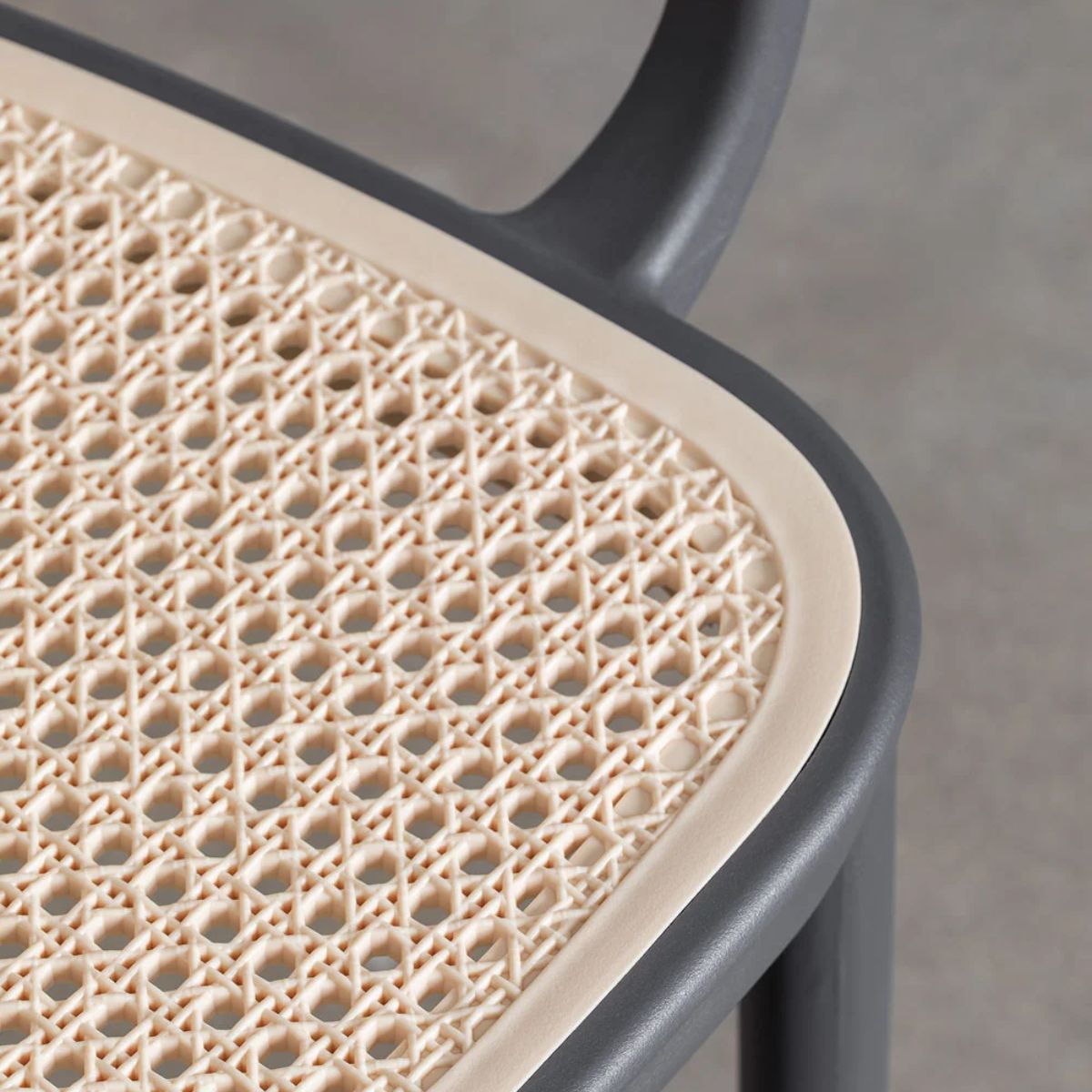 Lot de 4 chaises de jardin SKLUM empilables avec accoudoirs en polypropylène Omara