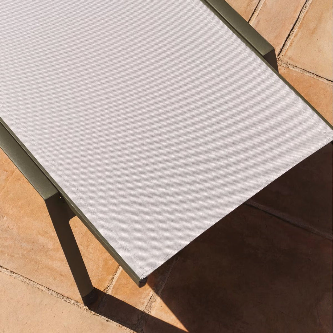 Lot de 2 Bains de soleil empilable Kave Home Capraia en aluminium vert et textilène beige.