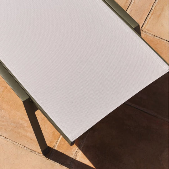 Lot de 2 Bains de soleil empilable Kave Home Capraia en aluminium vert et textilène beige.