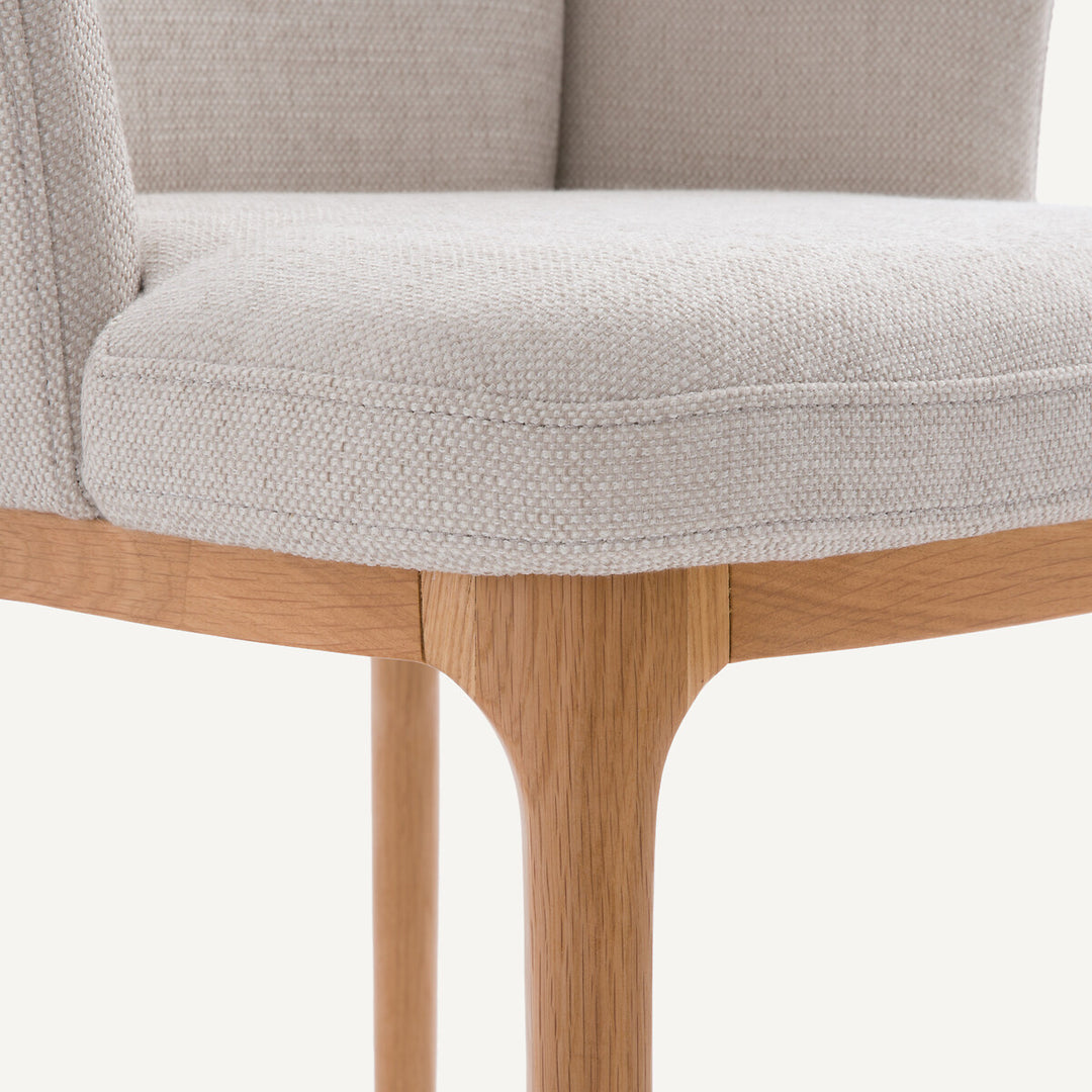 Fauteuil AM.PM avec pied chêne et tissu natté Jabote