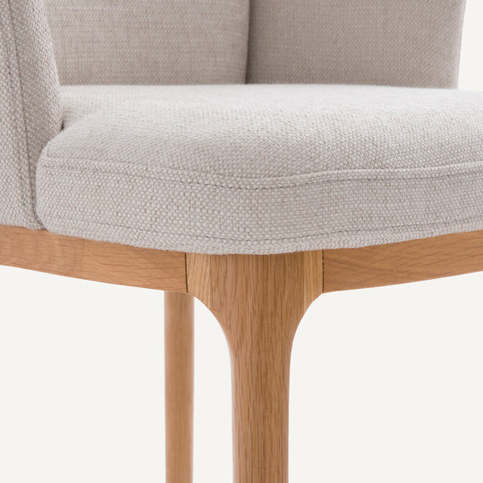 Fauteuil AM.PM avec pied chêne et tissu natté Jabote