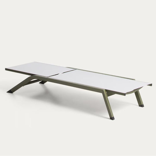 Lot de 2 Bains de soleil empilable Kave Home Capraia en aluminium vert et textilène beige.