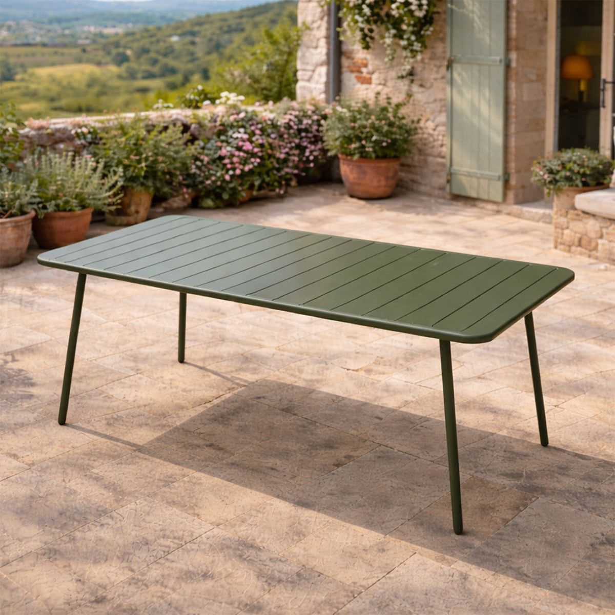 table-acier-vert-6-8-places-exterieur-bergame-ambiance-4-concept-usine