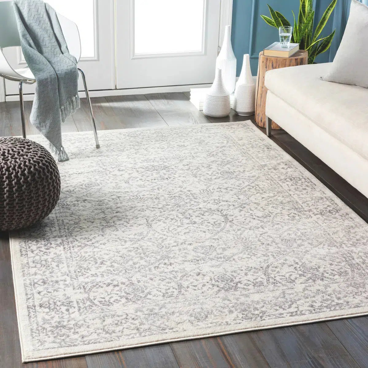 Tapis SURYA Margaux oriental vintage, motif d'arabesques délavées gris et anthracite sur fond blanc cassé
