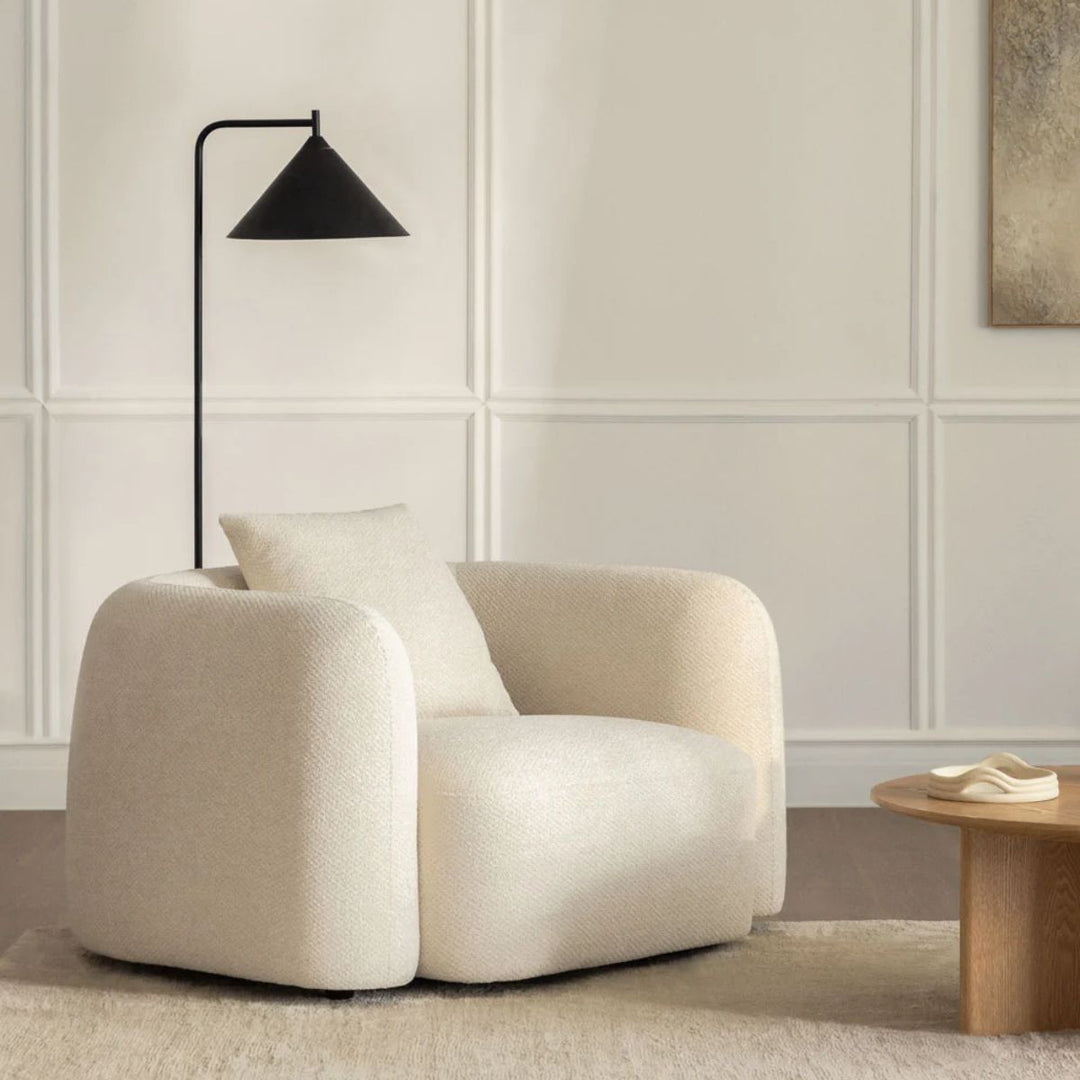 Fauteuil SKLUM Coco en tissu chenille epais blanc