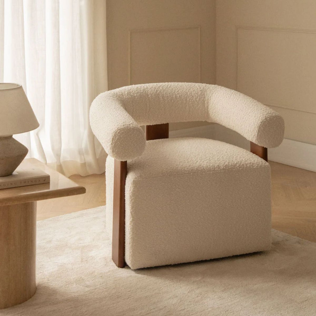 Fauteuil SKLUM en tissu bouclé et bois d'hévéa Mauro