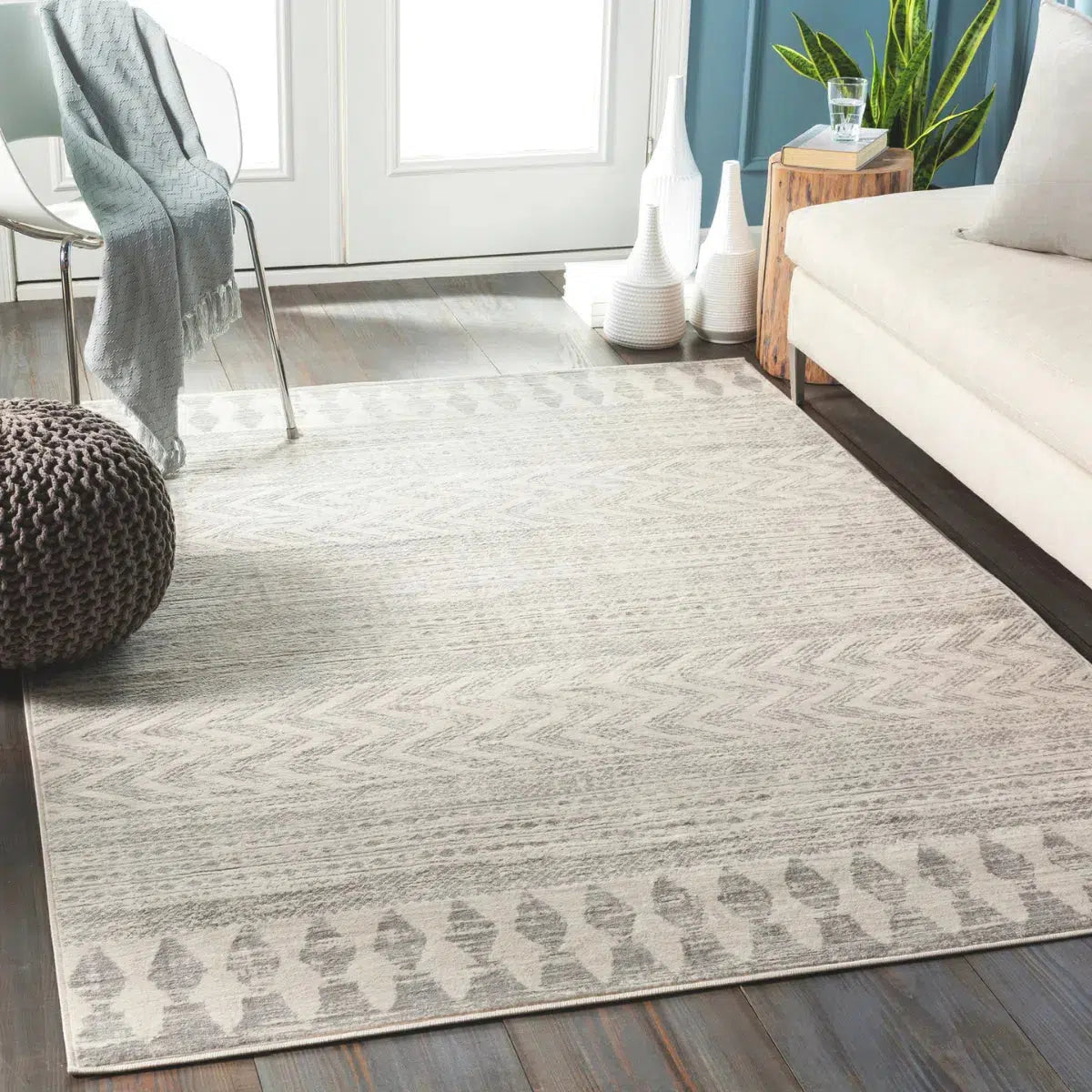 Tapis SURYA Louna scandinave, motif chevrons et frise losangée blanc cassé et gris