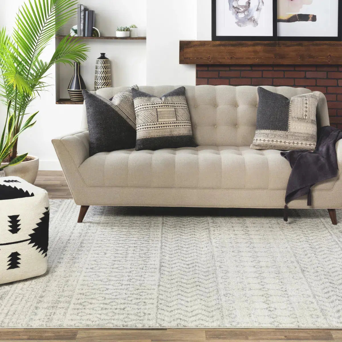 Tapis SURYA Mila scandinave, motif géométrique fin gris clair sur fond blanc