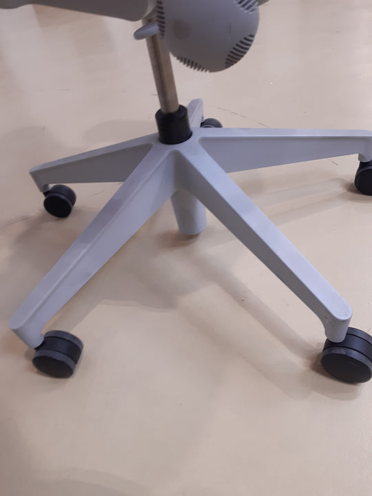 Fauteuil HERMAN MILLER Mirra 2 Butterfly en Graphite et blanc