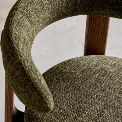 Lot de 4 Chaises Granite KAVE HOME en tissu chenille vert et bois de frêne finition noyer FSC 100%