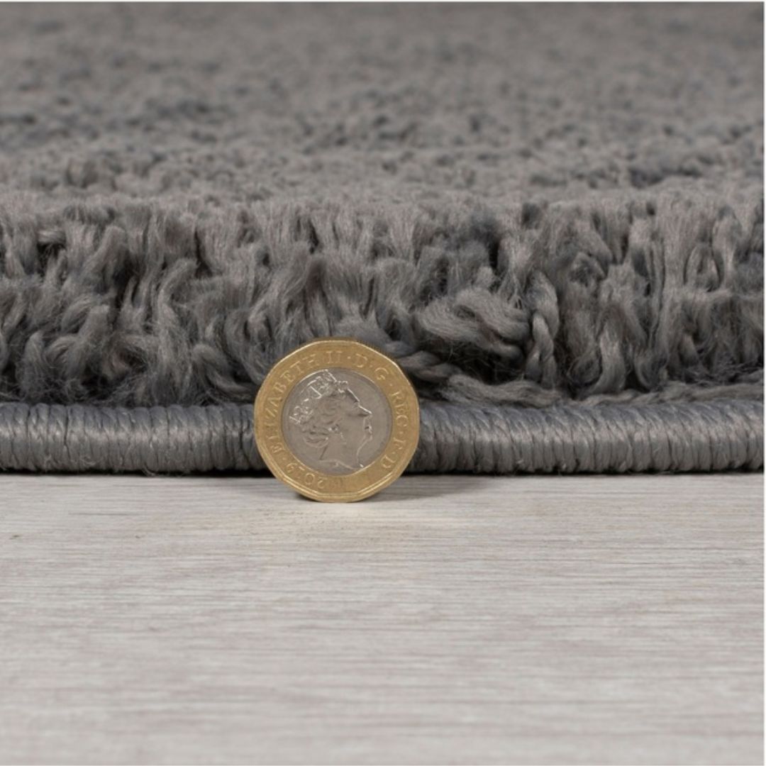 Tapis shaggy rond gris foncé