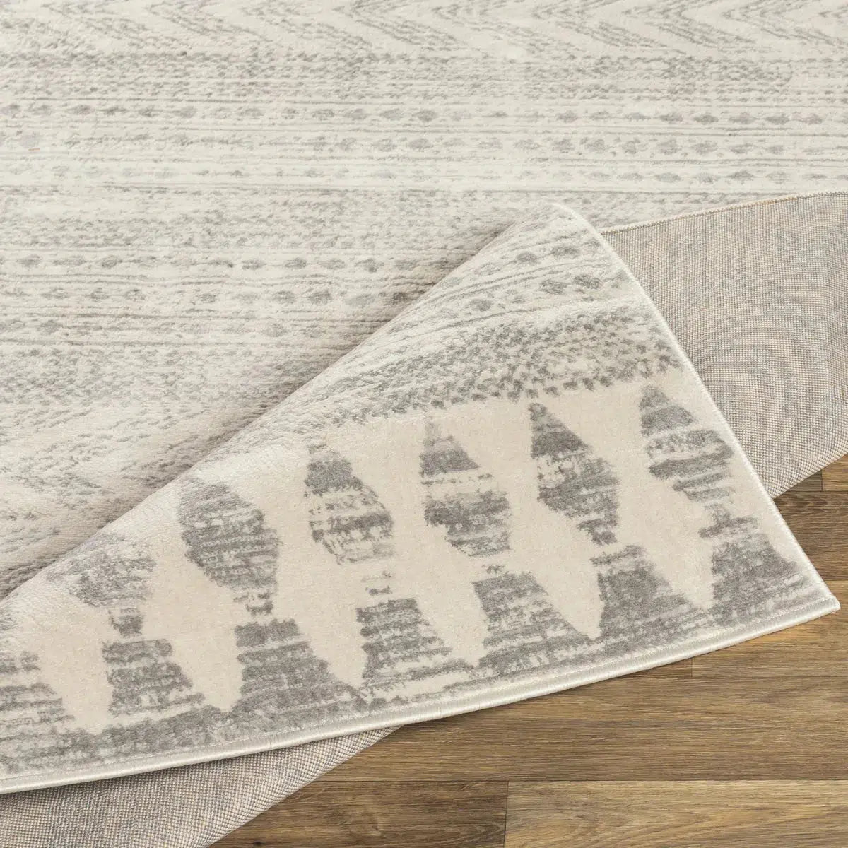 Tapis SURYA Louna scandinave, motif chevrons et frise losangée blanc cassé et gris, vue 2