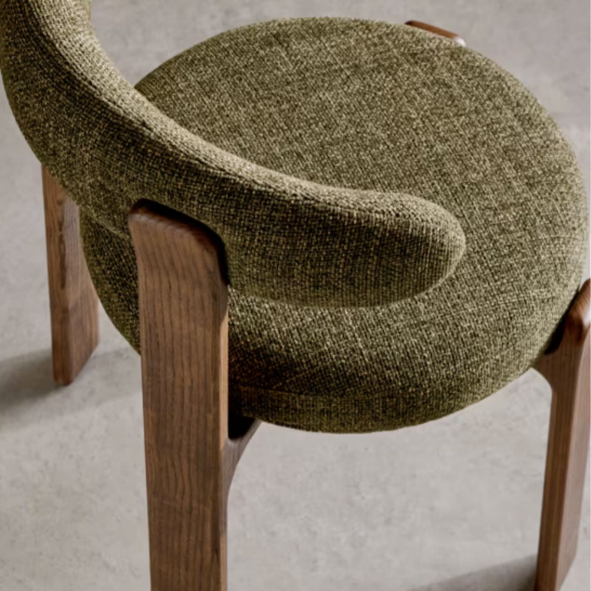 Lot de 4 Chaises Granite KAVE HOME en tissu chenille vert et bois de frêne finition noyer FSC 100%