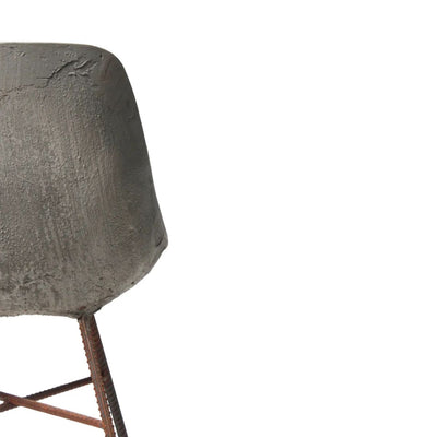 Chaise béton avec pieds en métal