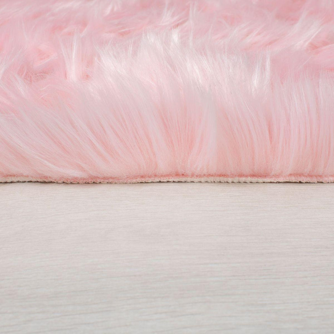 Tapis effet fourrure rose