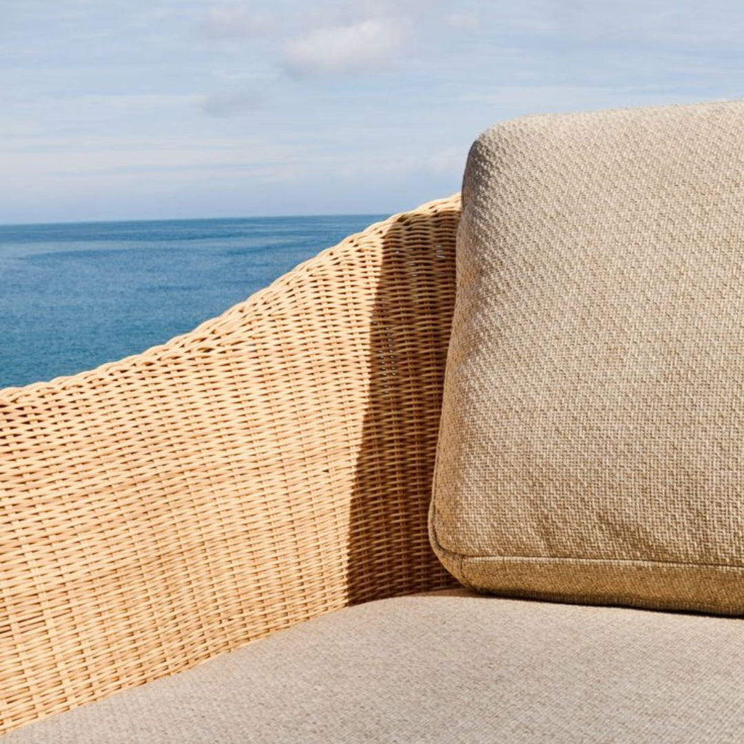 Fauteuil Galea KAVE HOME en bois de teck et rotin synthétique FSC 100 %
