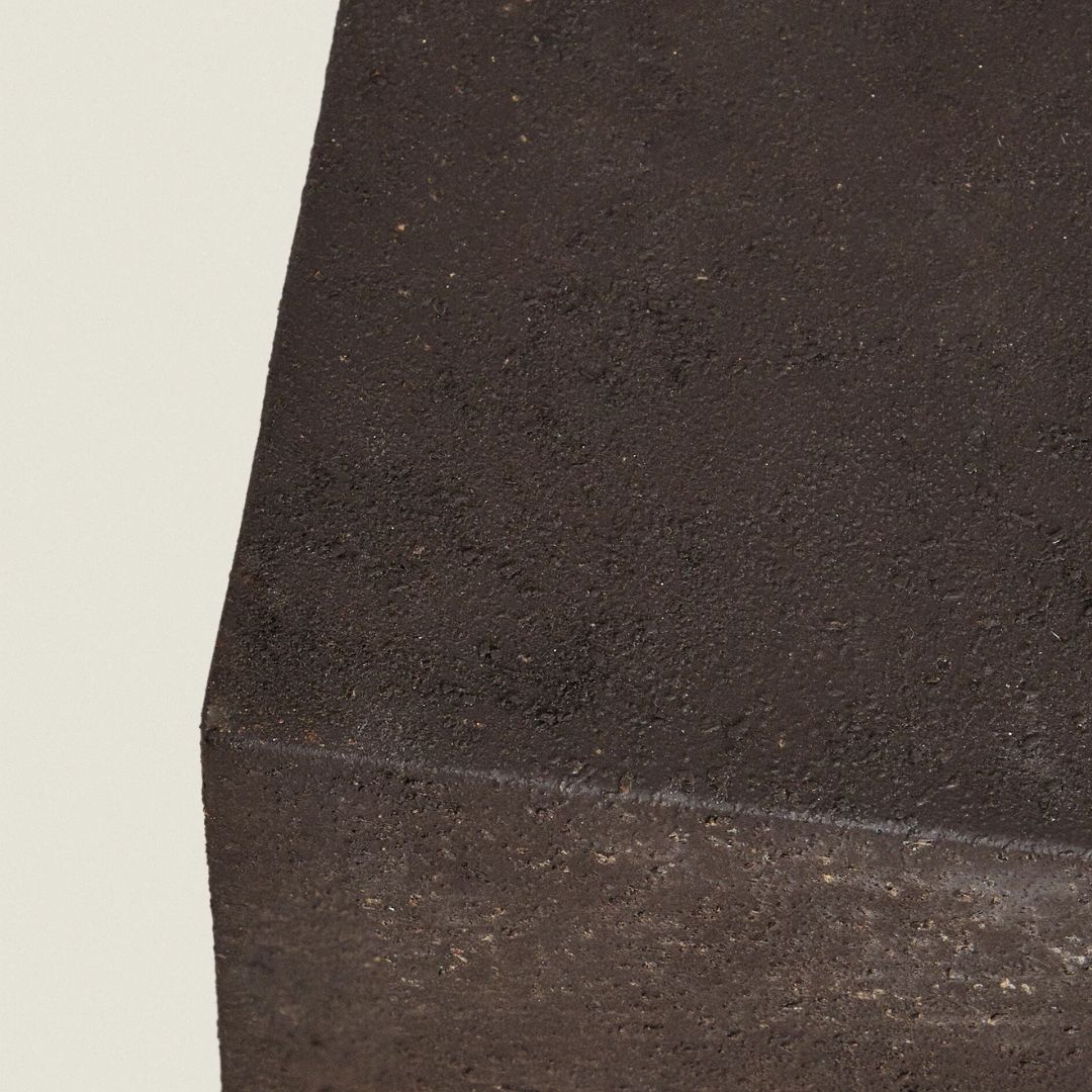 Zara Home- Socle allongé en métal en forme de prisme.