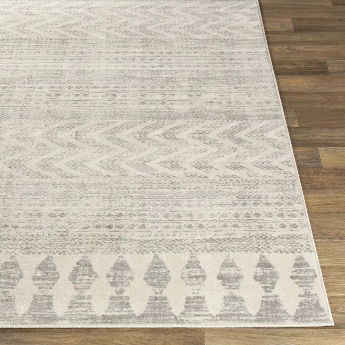 Tapis SURYA Louna scandinave, motif chevrons et frise losangée blanc cassé et gris, vue 4