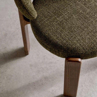 Lot de 4 Chaises Granite KAVE HOME en tissu chenille vert et bois de frêne finition noyer FSC 100%