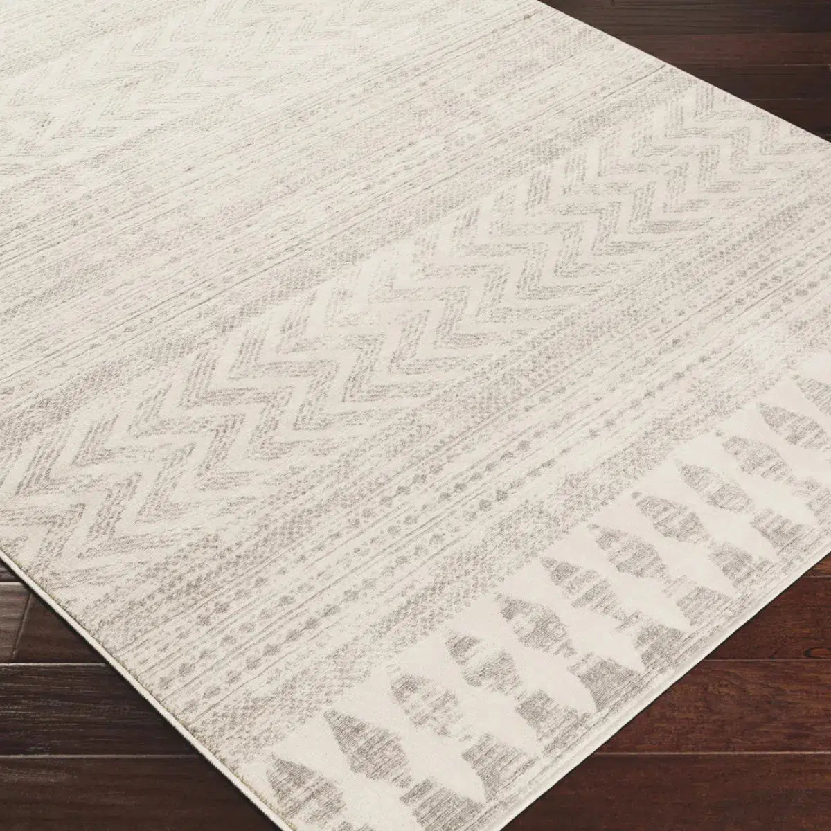 Tapis SURYA Louna scandinave, motif chevrons et frise losangée blanc cassé et gris, vue 5