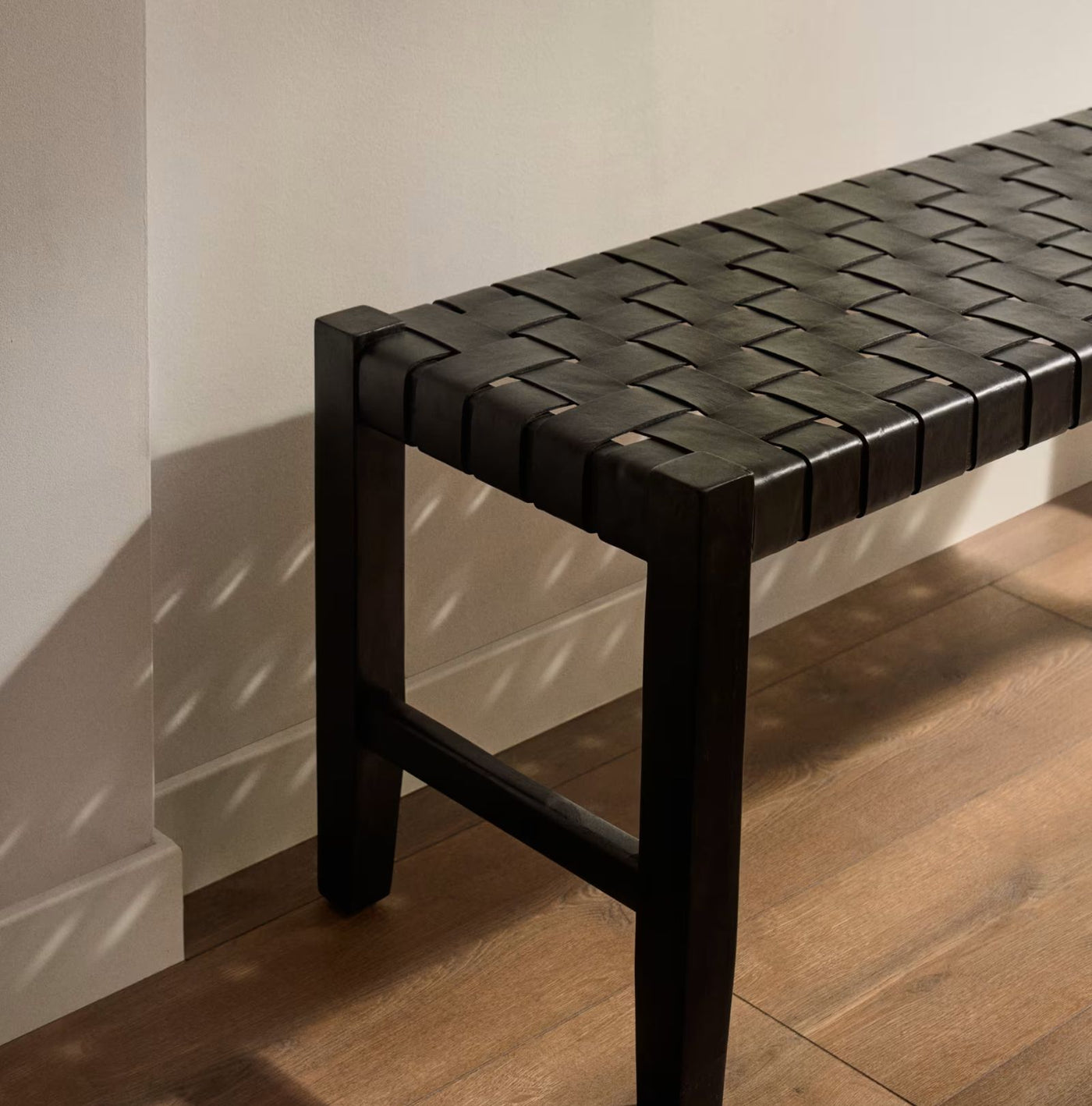 Banc Calixta en cuir et bois de acajou avec finition noire 120 cm KAVE HOME