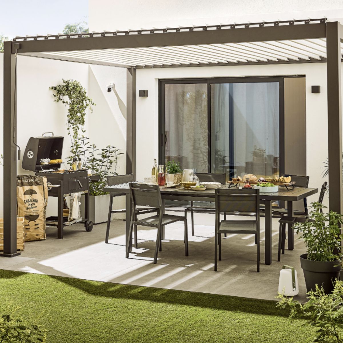 Pergola bioclimatique autoportante Prima Leroy Merlin, aluminium gris anthracite 12m² avec Store déroulant gris anthracite 3.7X2.36