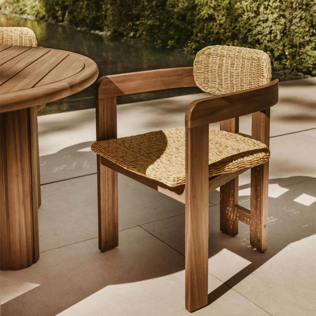Lot 2 chaises de jardin SKLUM Ginara avec accoudoirs en bois d’acacia et rotin synthétique