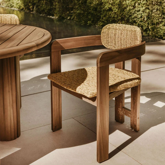 Lot 2 chaises de jardin SKLUM Ginara avec accoudoirs en bois d’acacia et rotin synthétique