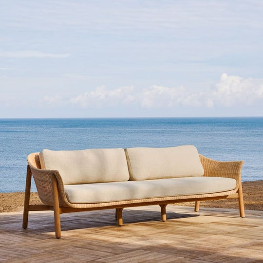 Canapé Galea Kave Home 3 places en bois de teck et rotin synthétique 223 cm FSC 100 %