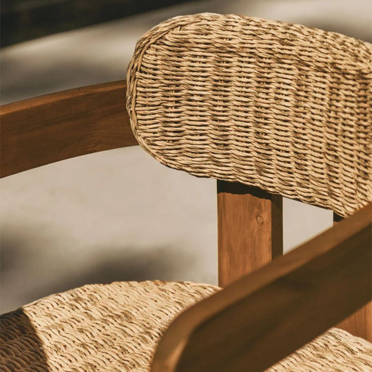 Lot 2 chaises de jardin SKLUM Ginara avec accoudoirs en bois d’acacia et rotin synthétique