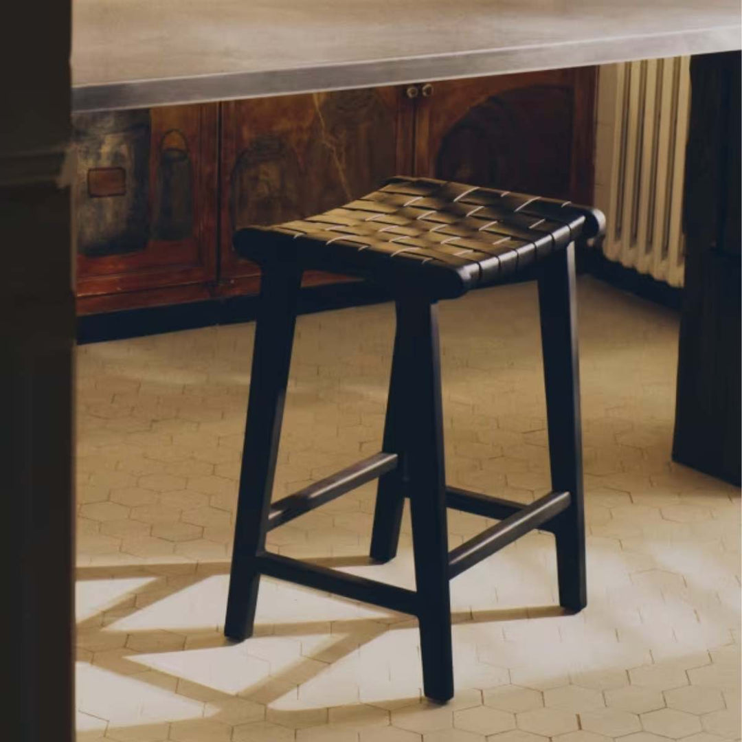 Tabouret Kave Home Calixta en cuir et bois d’acajou noir — 67 cm