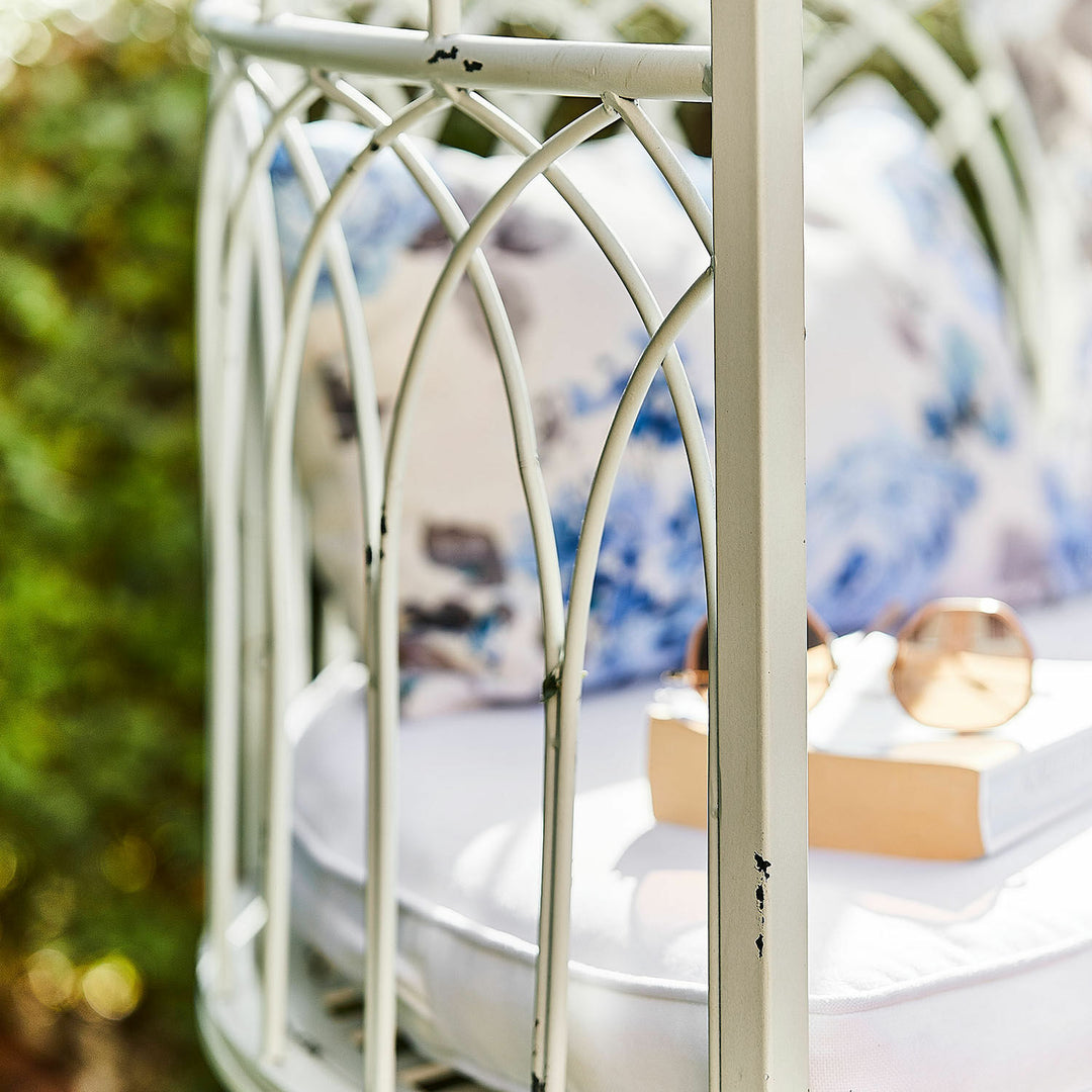 Banc en fer blanc vieilli LOBERON Rivandelle — photo produit