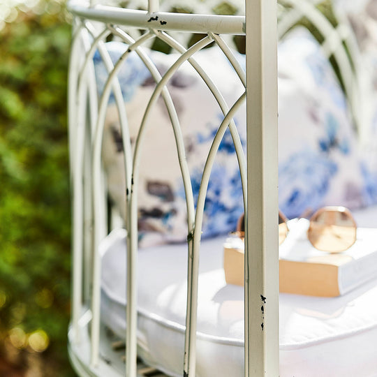 Banc en fer blanc vieilli LOBERON Rivandelle — photo produit