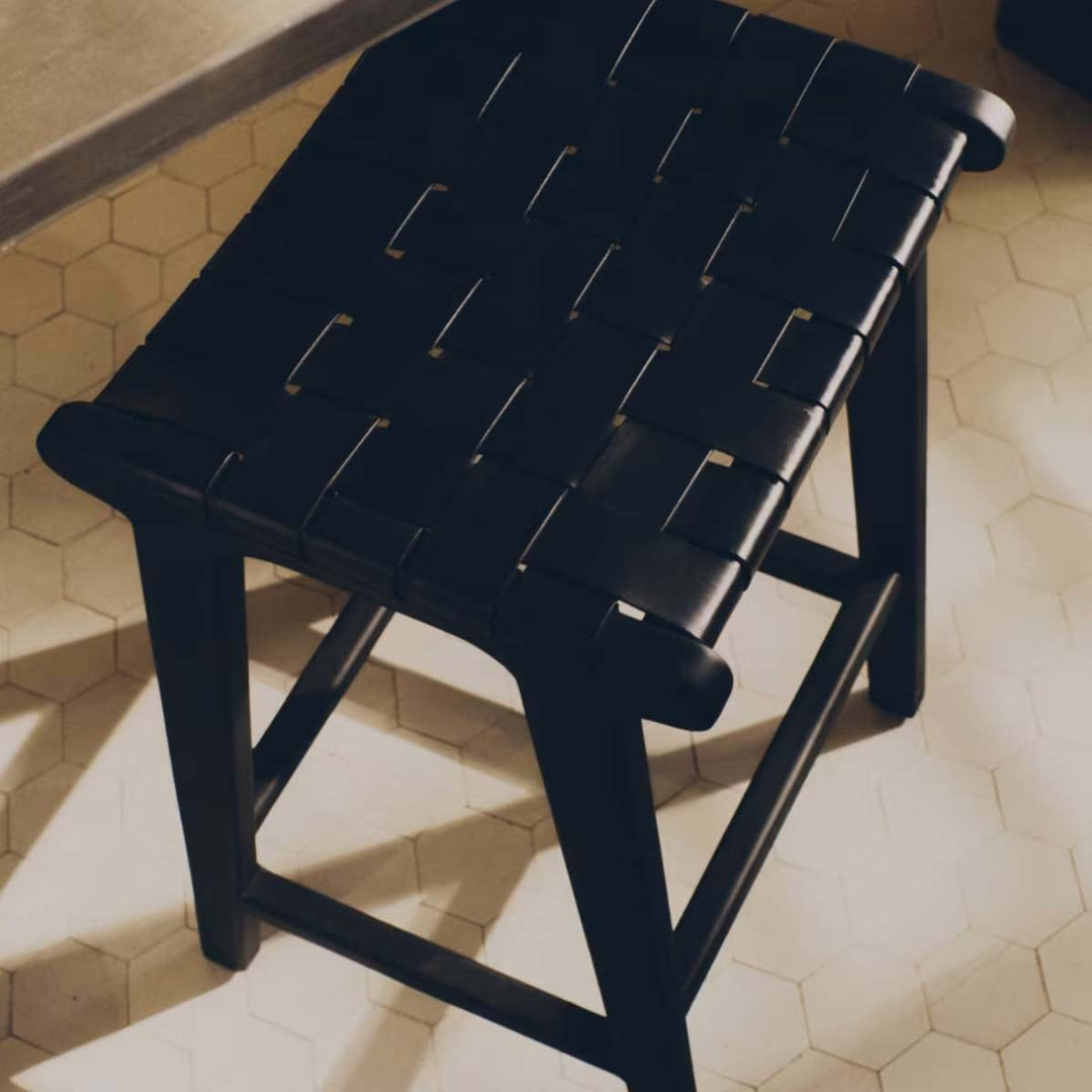 Tabouret Kave Home Calixta en cuir et bois d’acajou noir — 67 cm