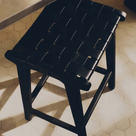 Tabouret Kave Home Calixta en cuir et bois d’acajou noir — 67 cm