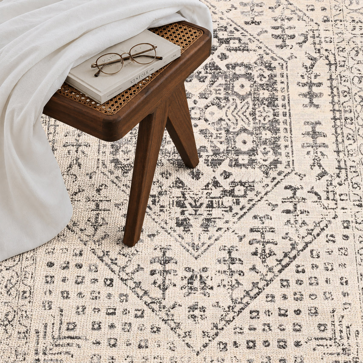 Tapis de couloir SURYA Nephi oriental vintage, médaillons anthracite sur fond beige clair, vue 8
