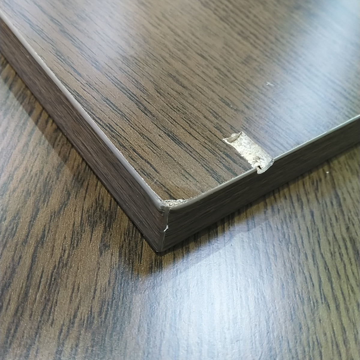 Buffet DRAWER Callan aux portes coulissantes en bois strié