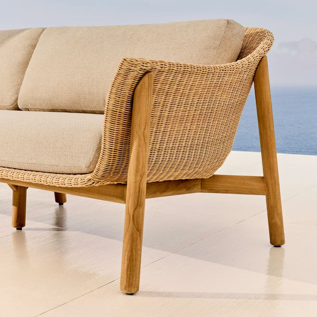 Canapé Galea Kave Home 3 places en bois de teck et rotin synthétique 223 cm FSC 100 %